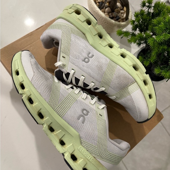 On Running Shoes - On Running White and Light Green Cloud Sneakers